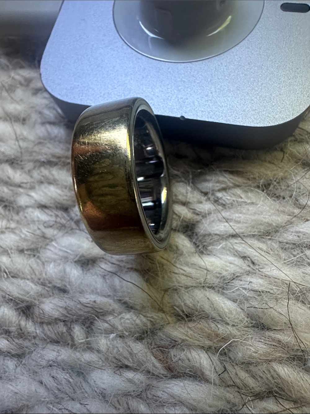 Oura ring 4 gold size 7 w charger, BATTERY WORKS PERFECTLY - Picture 8 of 8